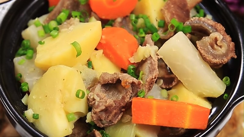 Canh cà rốt khoai tây gân bò