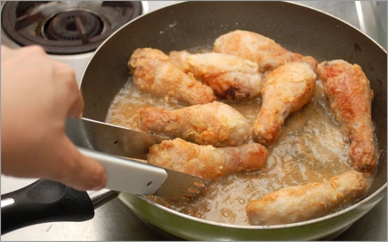 Đảo đều gà trong lúc chiên