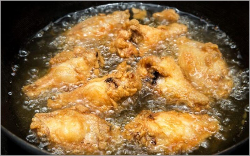 Không đổ thêm dầu khi chiên