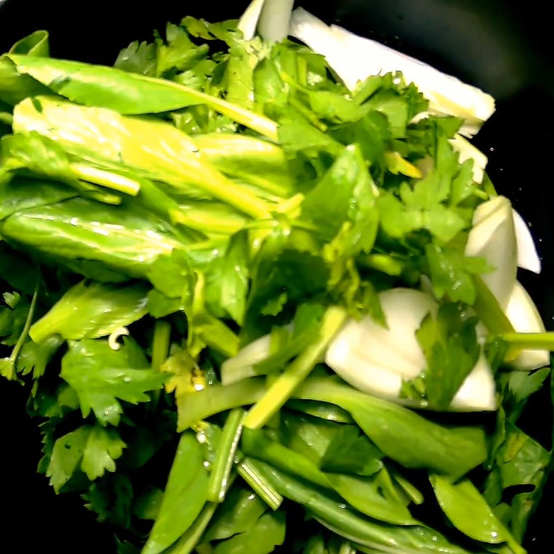 Bước 2 Xào rau Mì xào rau cải hành tây