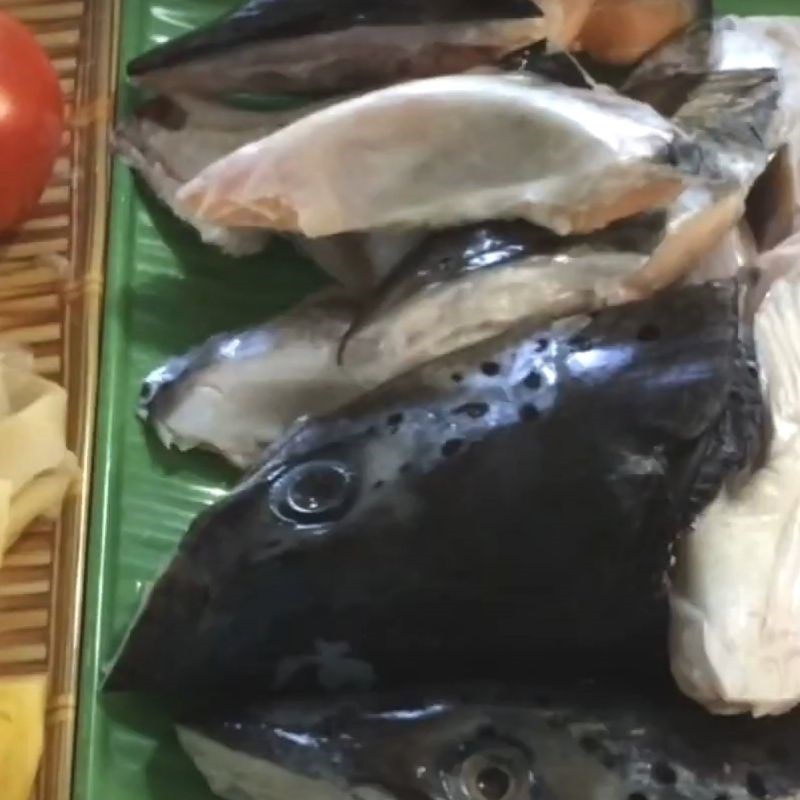 Bước 1 Chuẩn bị nguyên liệu Lẩu đầu cá hồi măng chua sốt cà chua