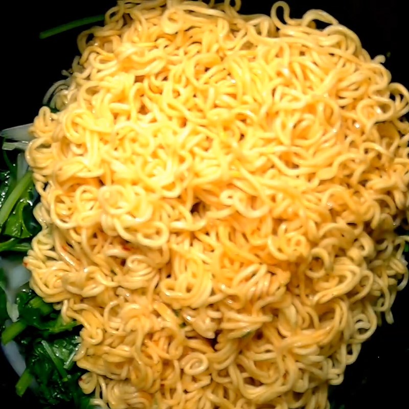 Bước 2 Xào rau Mì xào rau cải hành tây