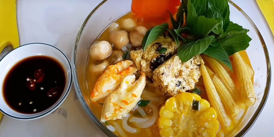 Hướng dẫn nấu bánh canh cua chay thơm ngon, đơn giản cho bữa sáng 17 9 1200x676 2 1