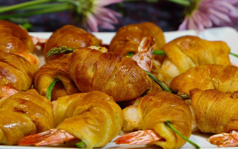 Bánh tôm cuộn sừng trâu bằng nồi chiên không dầu 