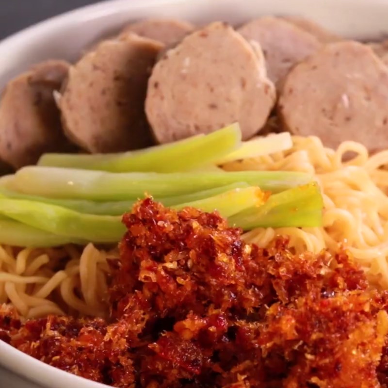 Bước 4 Hoàn thành Mì trộn bò viên muối ớt