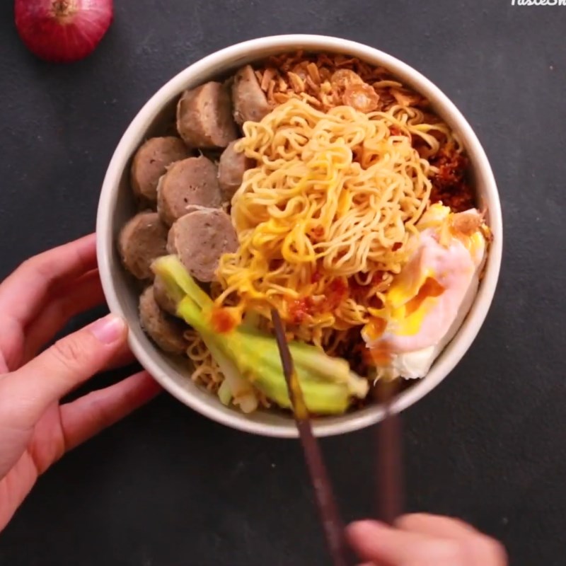 Bước 5 Thành phẩm Mì trộn bò viên muối ớt