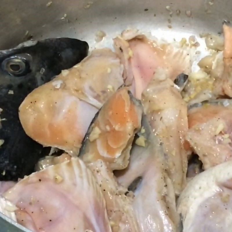 Bước 2 Ướp gia vị cá, xào qua cá Lẩu đầu cá hồi măng chua sốt cà chua