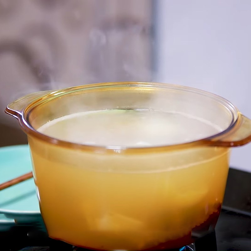 Bước 5 Nấu nước dùng Mì hoành thánh xá xíu