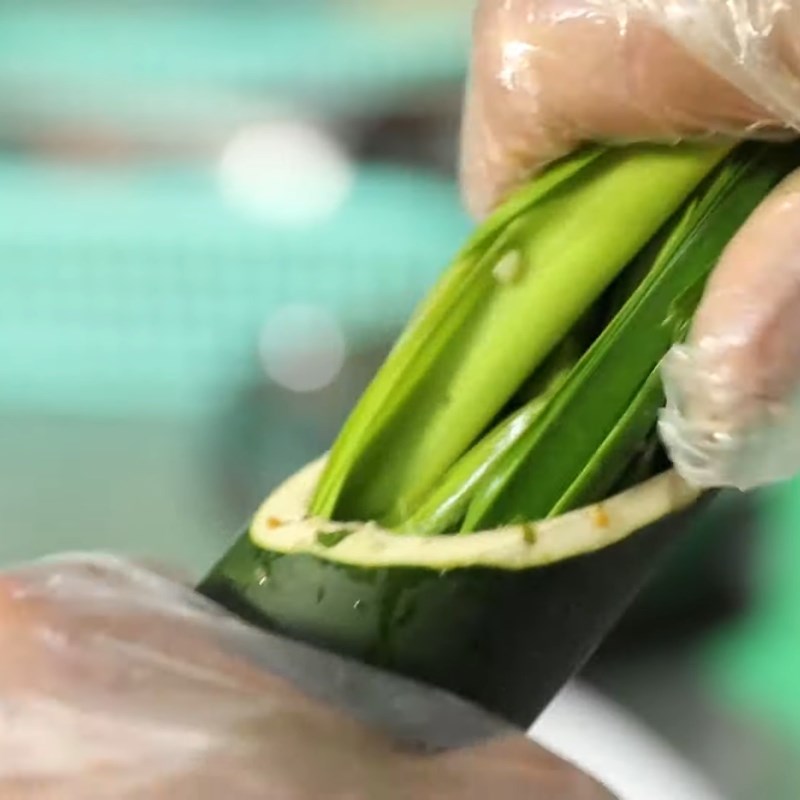 Bước 2 Dồn thịt vào ống tre Bò nướng ống tre
