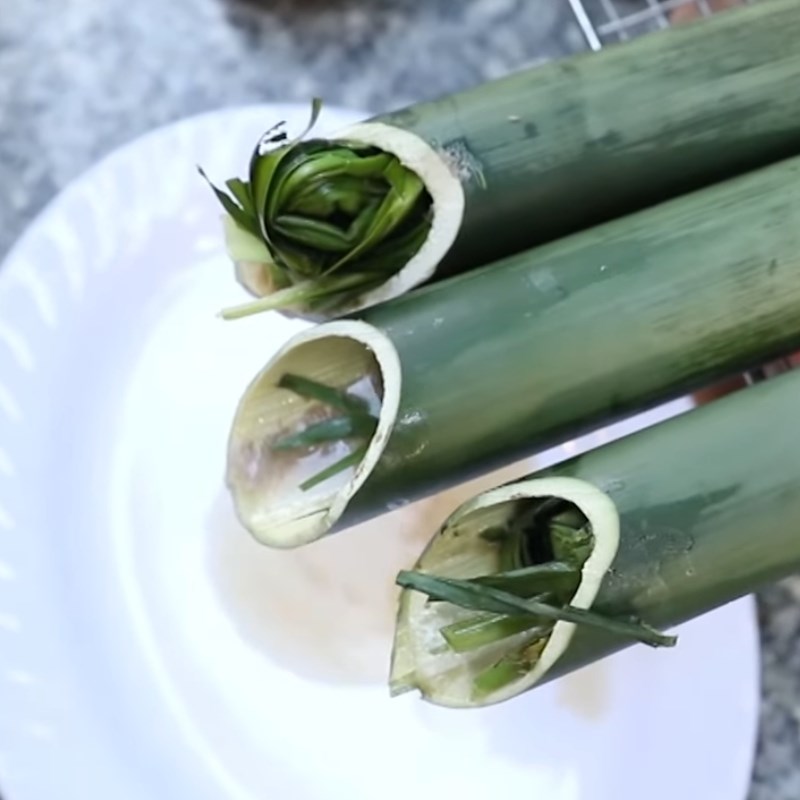 Bước 2 Dồn thịt vào ống tre Bò nướng ống tre