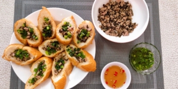 Cách làm bánh mì hấp thịt bằm mỡ hành thơm ngon đổi vị ngày chán cơm 16 Banhmihapthitbammohanh 1200x676 1