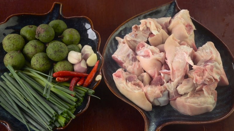 Nguyên liệu món ăn chân giò om sấu