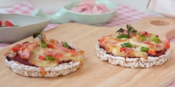 Hướng dẫn làm bánh pizza mini từ bánh gạo lứt siêu dễ, giúp hỗ trợ giảm cân hiệu quả 30 BeFunky collage11 1200x676 1