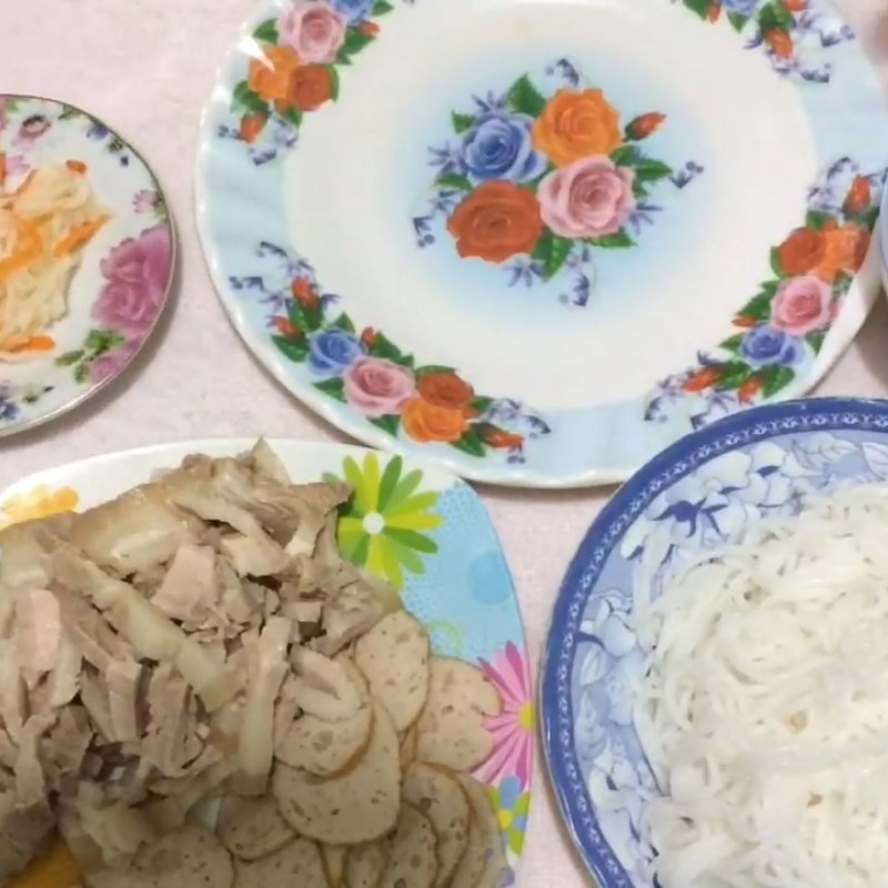 Bước 4 Hoàn thành Bún trộn thịt lợn