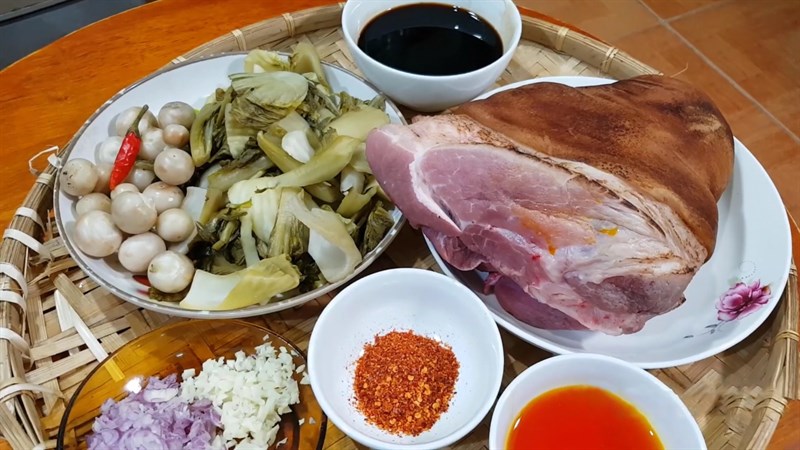 Nguyên liệu món ăn giò heo hầm dưa cải chua cà pháo
