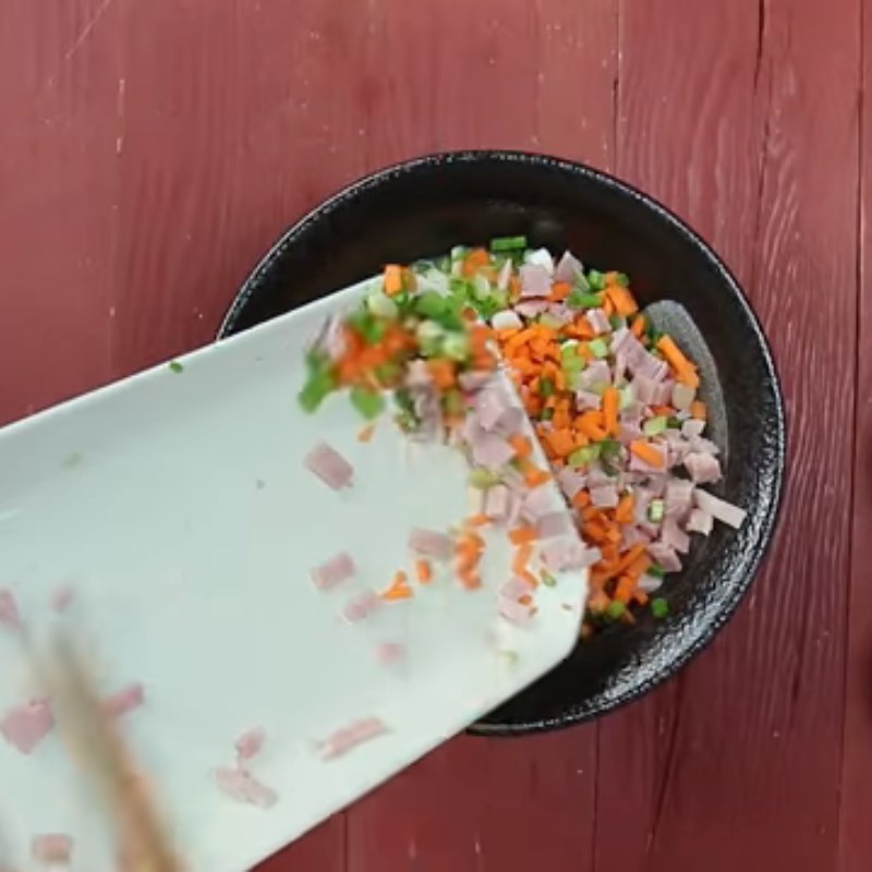 Bước 2 Đánh trứng Trứng cuộn Hàn Quốc xúc xích