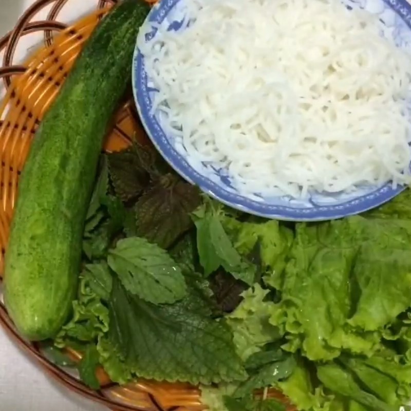 Bước 2 Sơ chế các nguyên liệu khác Bún trộn thịt lợn