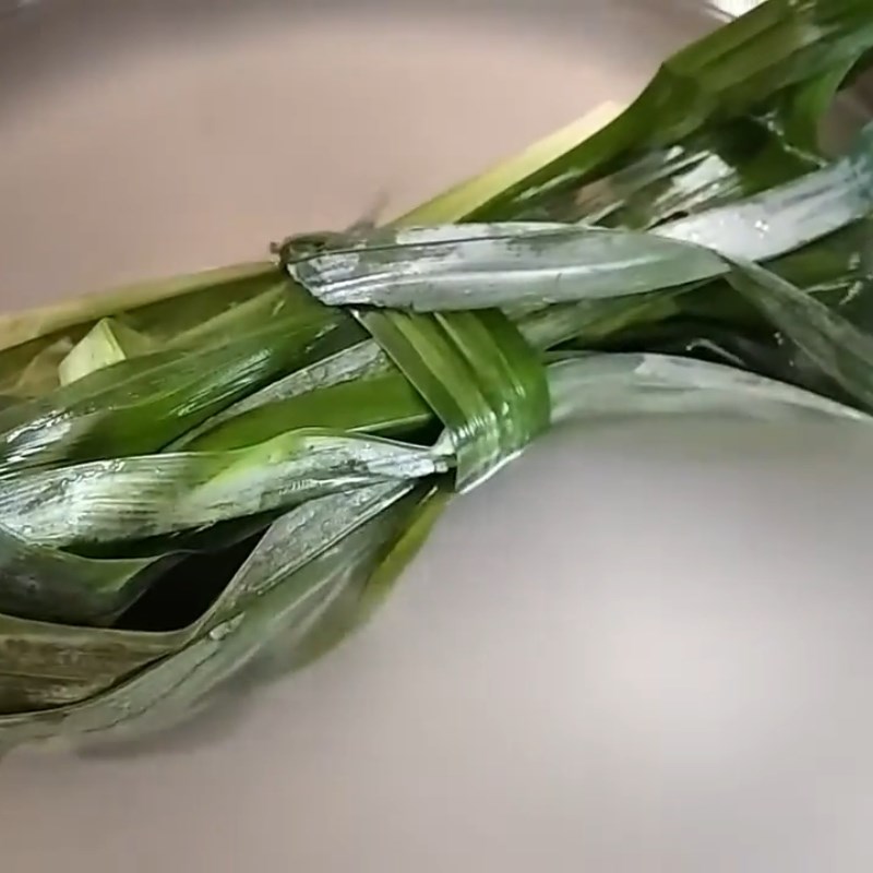 Bước 1 Sơ chế hạt bo bo Chè bo bo nước cốt dừa