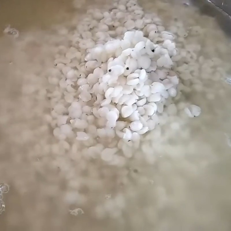 Bước 1 Sơ chế hạt bo bo Chè bo bo nước cốt dừa