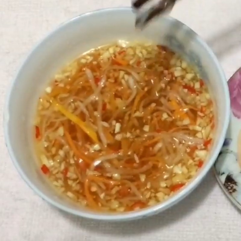 Bước 3 Pha nước mắm Bún trộn thịt lợn