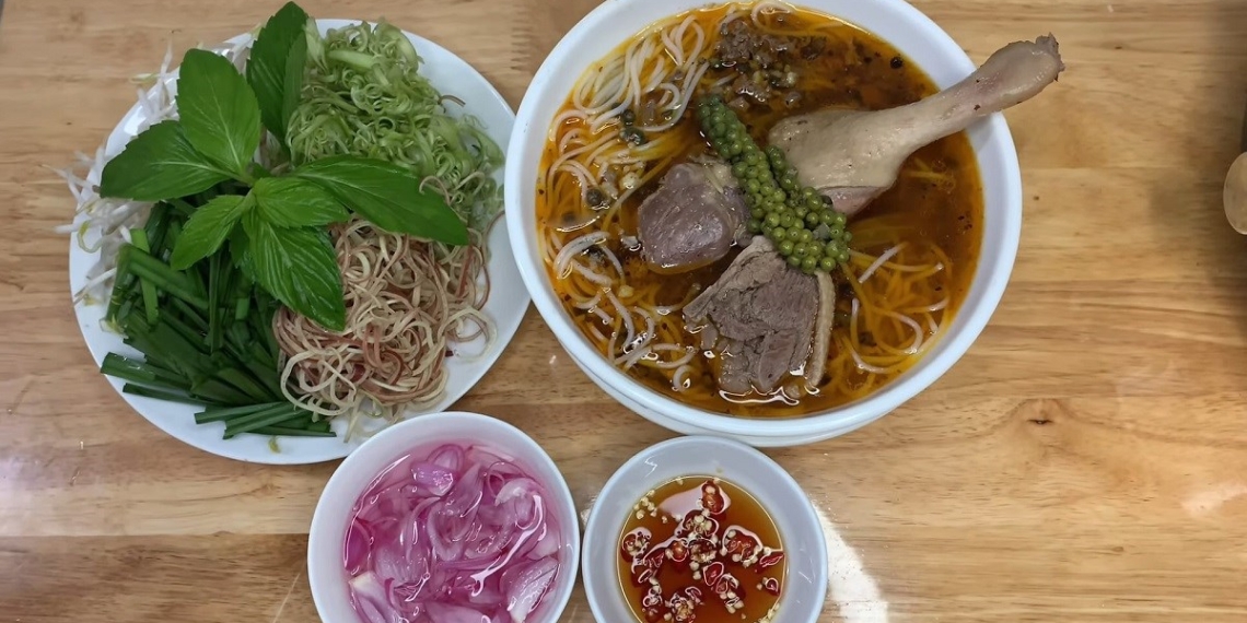 Cách nấu bún vịt nấu tiêu đặc sản Sóc Trăng đơn giản ngon như ngoài hàng 1 BunvitnautieuDuyTanFOOD10 16screenshot 1200x676 1