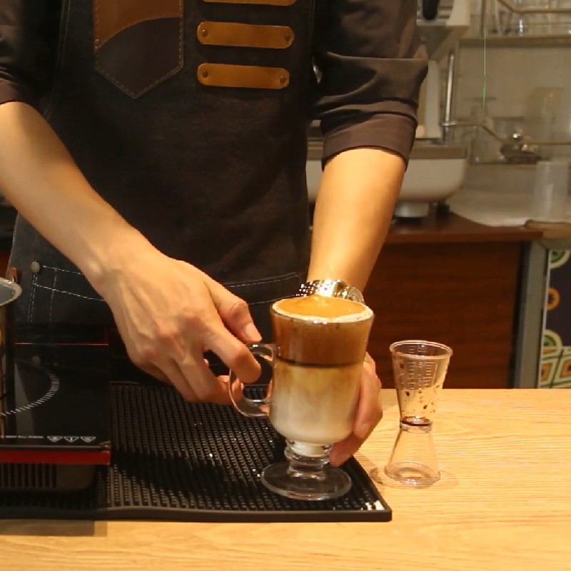 Bước 3  Pha cà phê với sữa nóng Cà phê bạc xỉu nóng