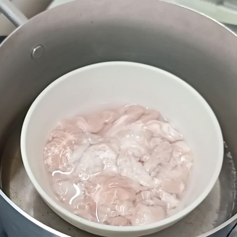 Bước 2 Sơ chế óc heo Súp cua óc heo
