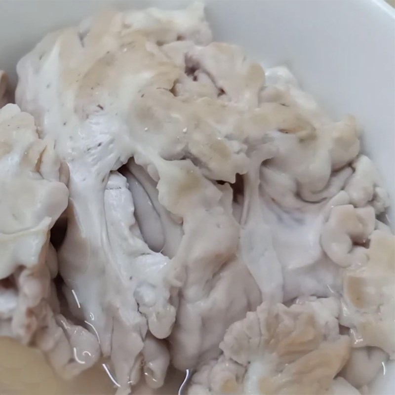 Bước 2 Sơ chế óc heo Súp cua óc heo