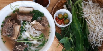 Hướng dẫn nấu phở sườn bò thơm ngon, bổ dưỡng đổi vị cho bữa ăn gia đình 28 Cach nau PHO SUON BO SAI GON NUOC NGON DAM DA 12 10 screenshot 1200x676 1