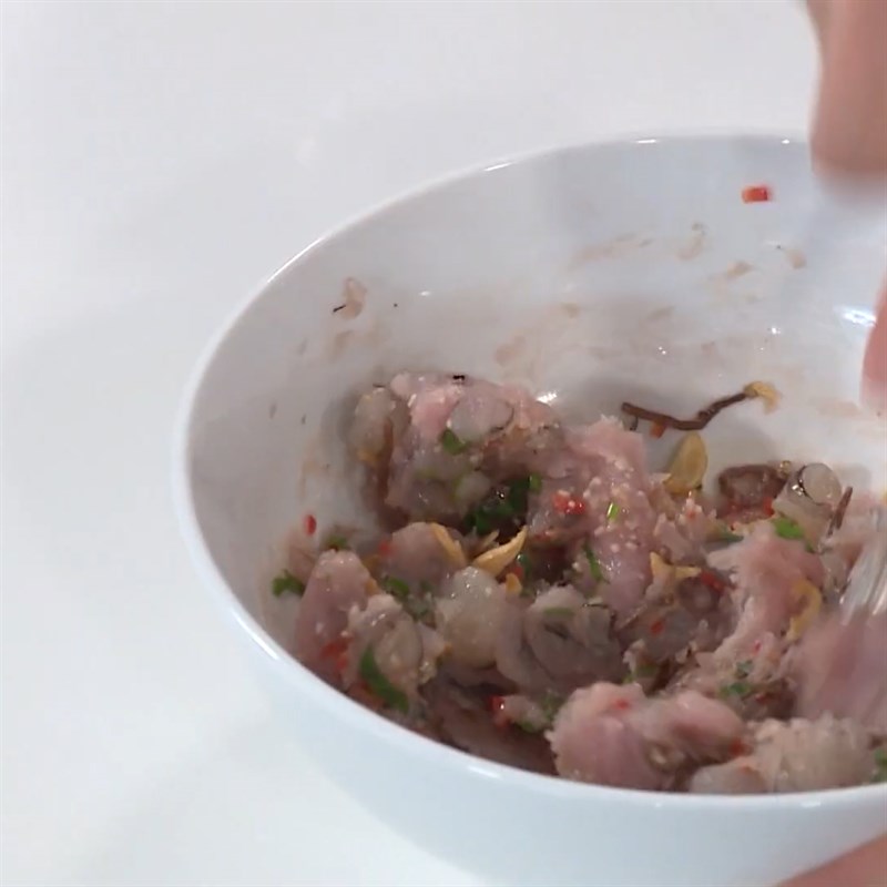 Bước 2 Trộn nhân Cải thảo cuộn tôm cá