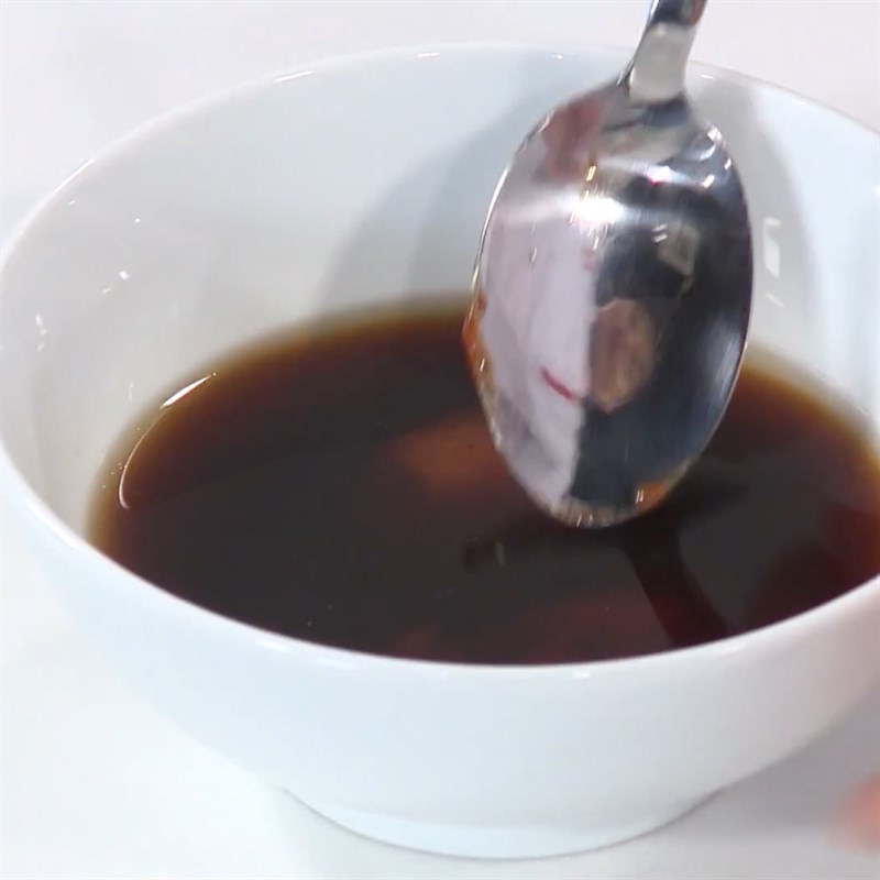 Bước 5 Làm sốt Cải thảo cuộn tôm cá