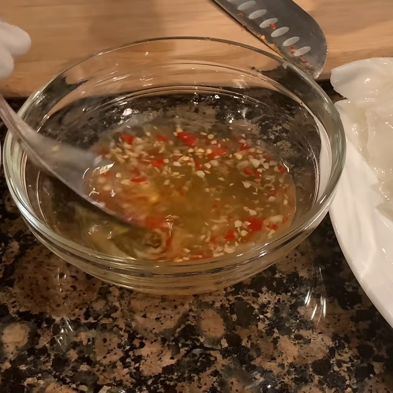 Bước 4 Pha nước mắm và hoàn thành Bánh ướt chả lụa