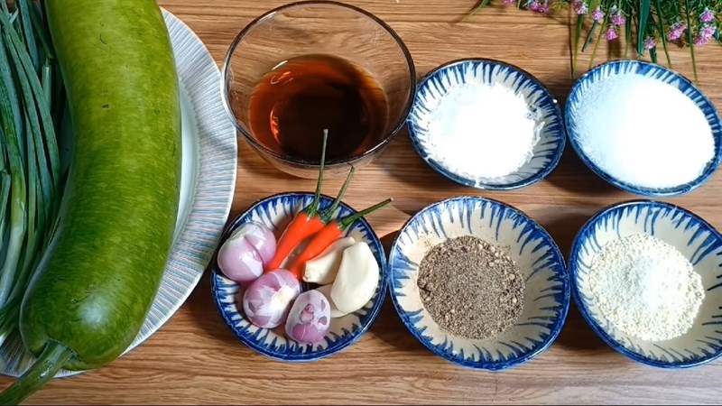 Nguyên liệu món ăn bầu kho chay với tiêu, đậu hũ và nấm rơm