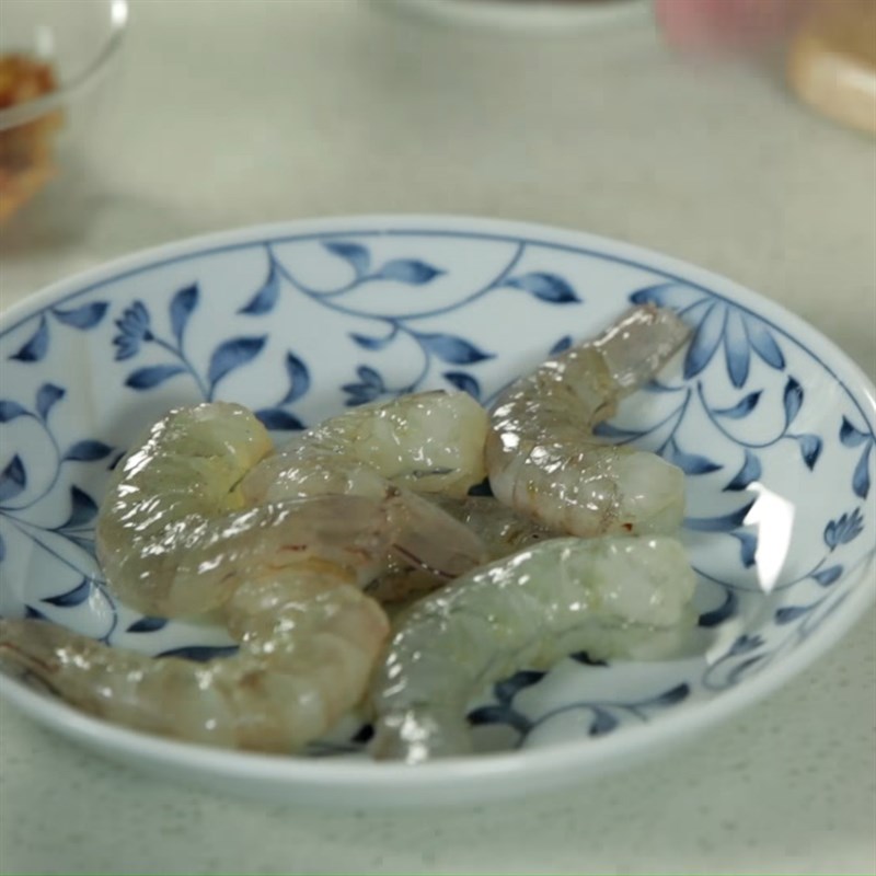 Bước 2 Ướp tôm Canh mít non nấu tôm lá lốt