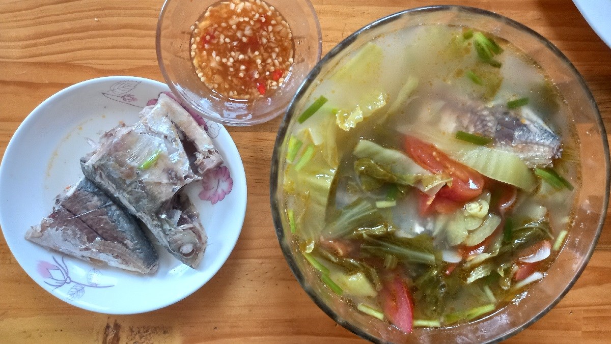 Canh cá bạc má dưa chua và cà chua