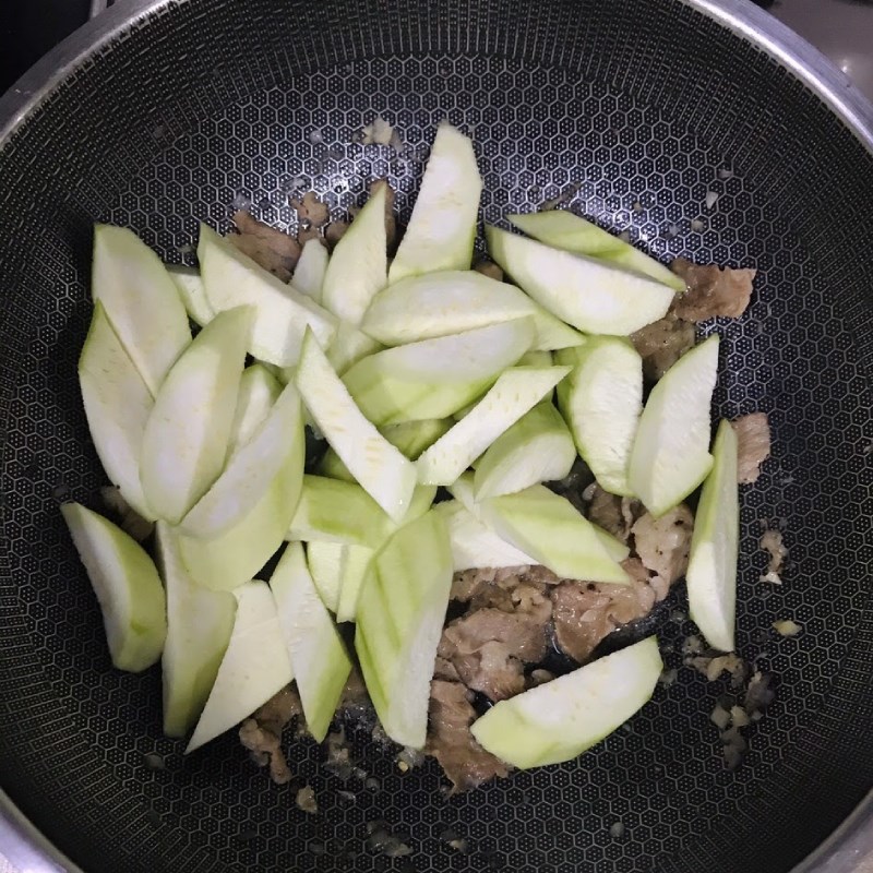 Bước 3 Xào thịt heo với mướp Mướp xào thịt heo