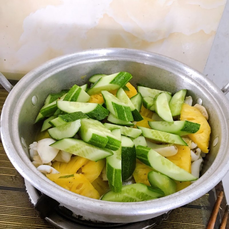 Bước 3 Xào mực Mực xào khóm dưa leo