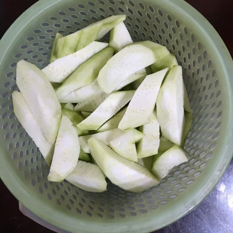 Bước 1 Sơ chế nguyên liệu Mướp xào thịt heo