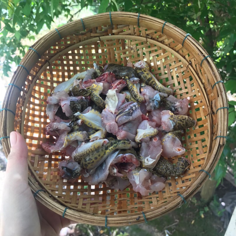 Bước 1 Sơ chế nguyên liệu Ếch xào hoa chuối