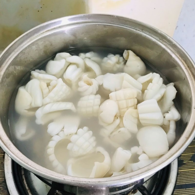 Bước 1 Sơ chế nguyên liệu Mực xào khóm dưa leo