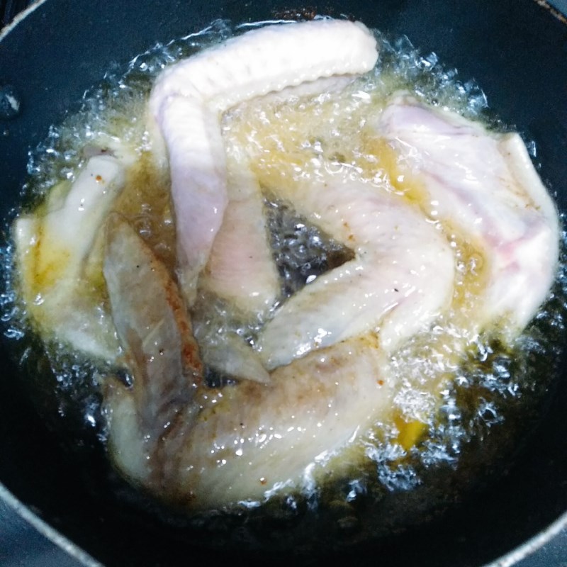 Bước 1 Sơ chế và chiên cánh gà Cánh gà sốt me