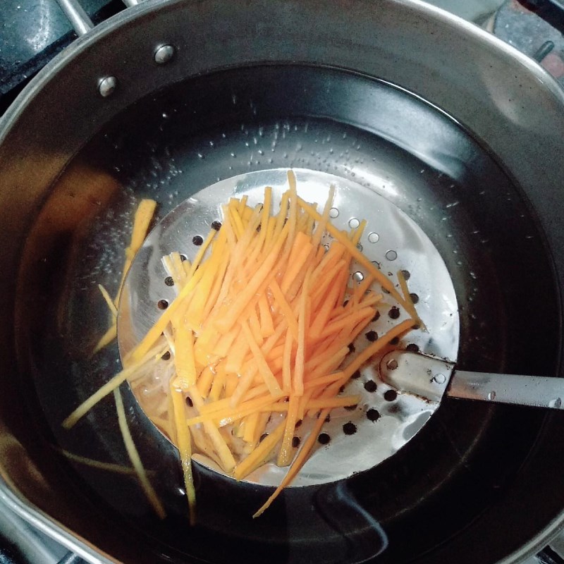 Bước 2 Luộc rau củ và xào bò Trứng cuộn thịt bò rau củ