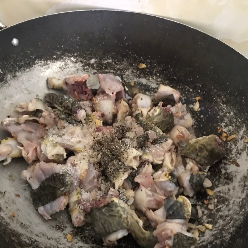 Bước 2 Xào thịt ếch Ếch xào hoa chuối