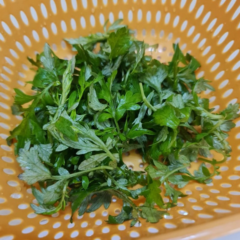 Bước 1 Sơ chế các nguyên liệu Trứng rán ngải cứu