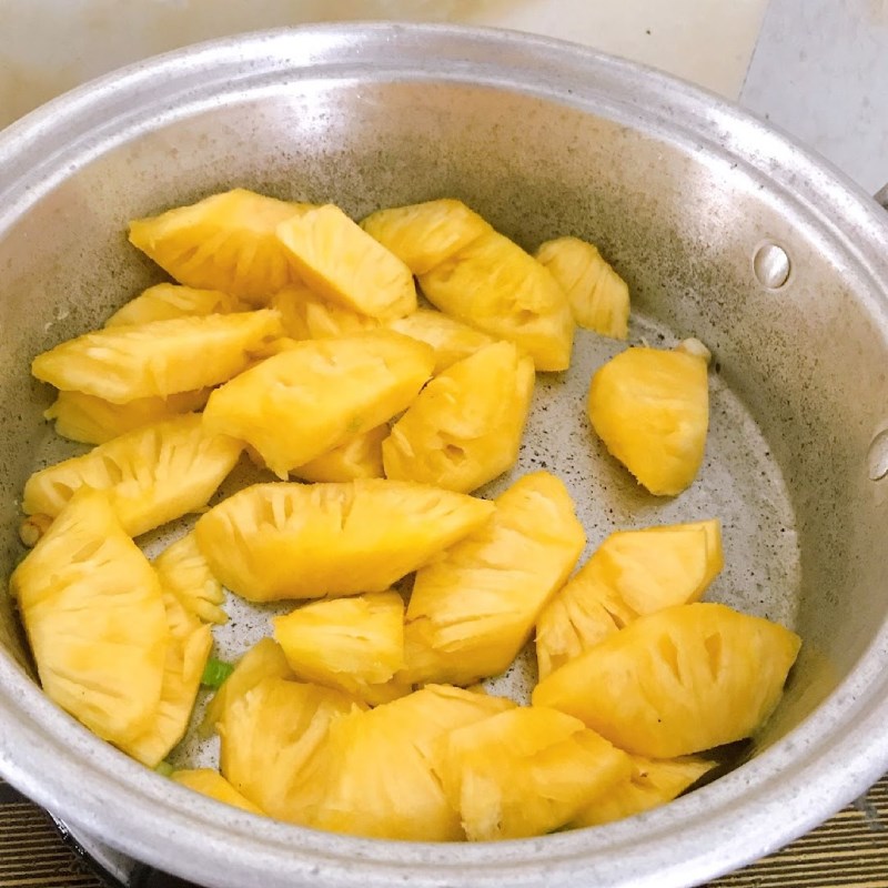 Bước 3 Xào mực Mực xào khóm dưa leo