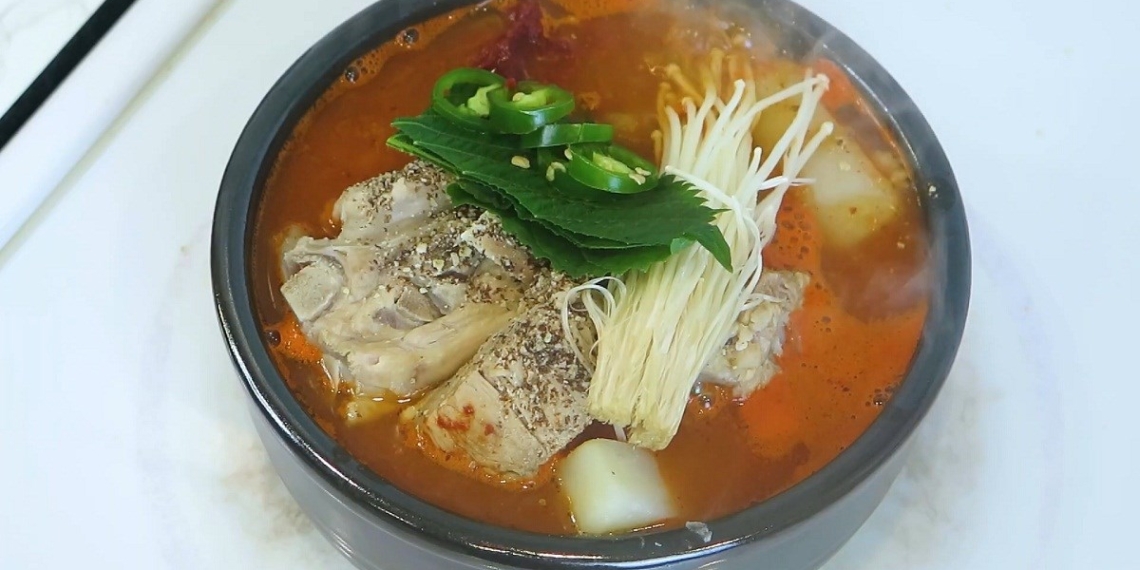 Hướng dẫn nấu canh khoai tây xương hầm Hàn Quốc bổ dưỡng, ấm bụng dễ làm tại nhà 1 GamjatangKoreanPorkBoneSoupRestaurantStyleRecipe0 3screenshot 1200x676 1