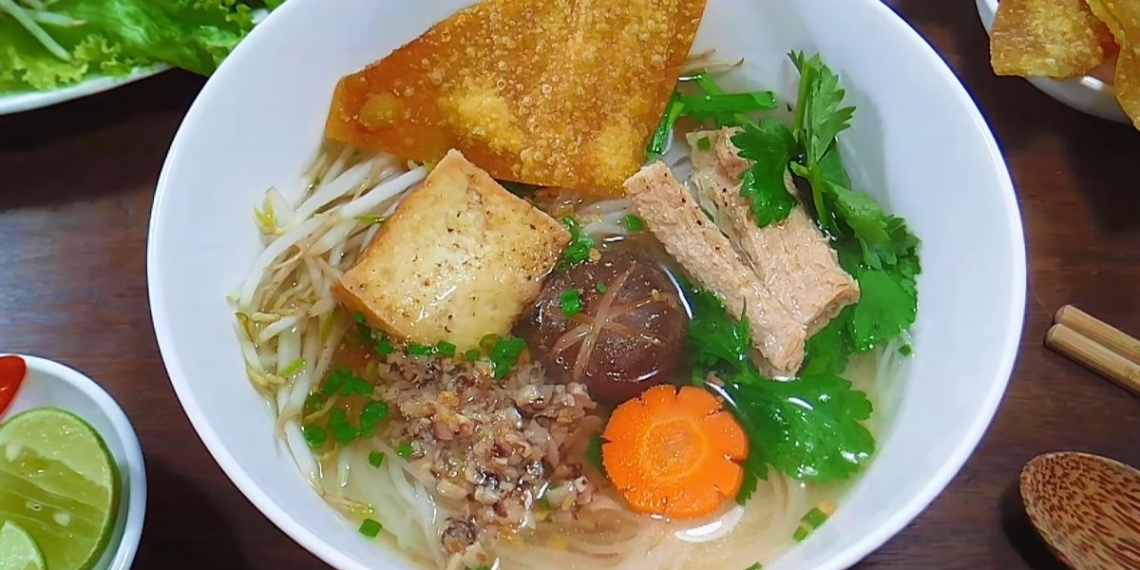 Cách nấu hủ tiếu Nam Vang chay thanh đạm, ngon miệng cho ngày Vu Lan 1 HutieuNamVangchay 1200x676 1