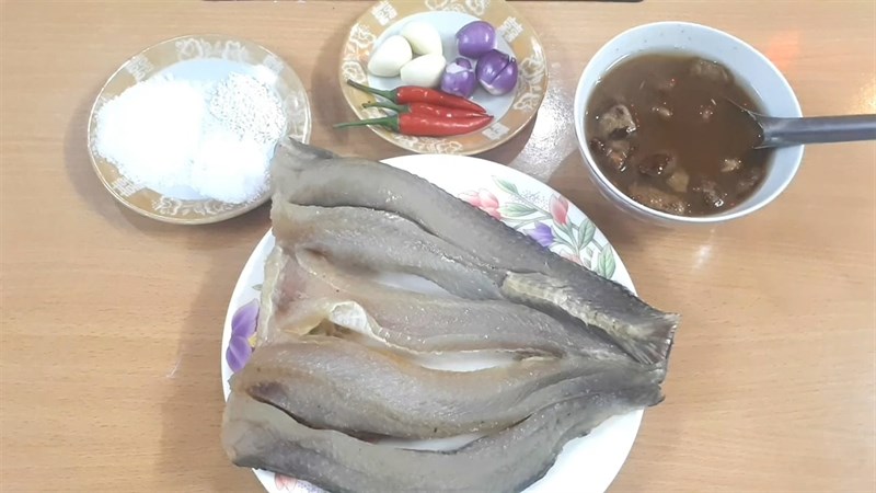 Nguyên liệu món ăn khô cá lóc sốt me và sốt bơ tỏi