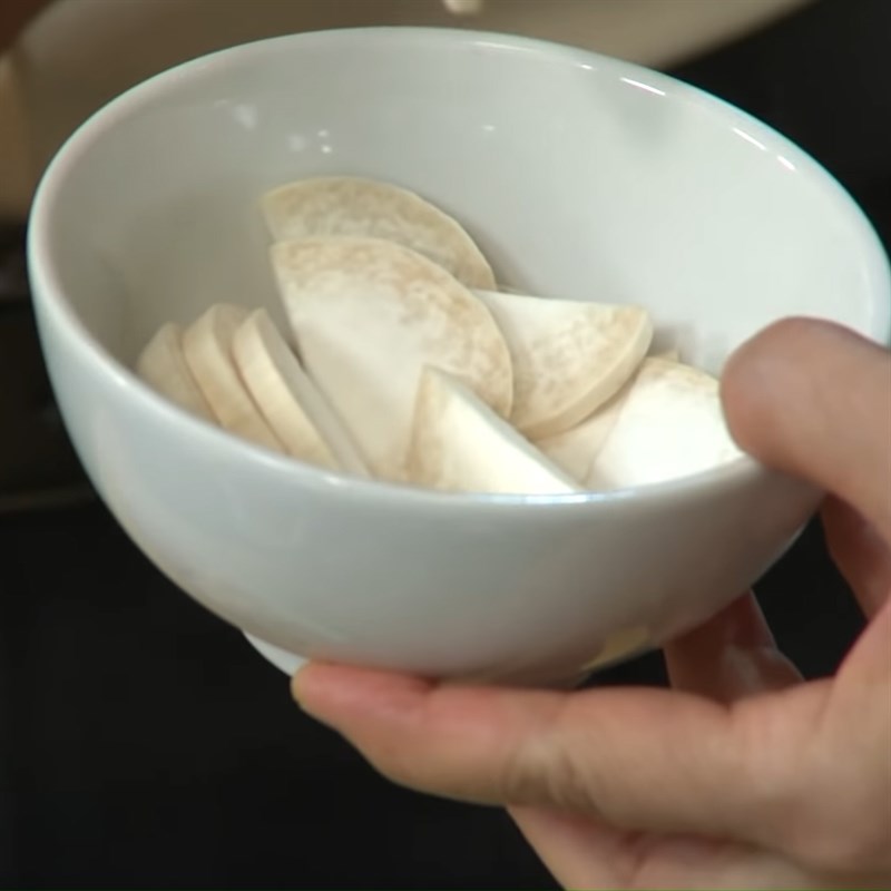 Bước 1 Sơ chế nguyên liệu Canh mít non nấu nghệ