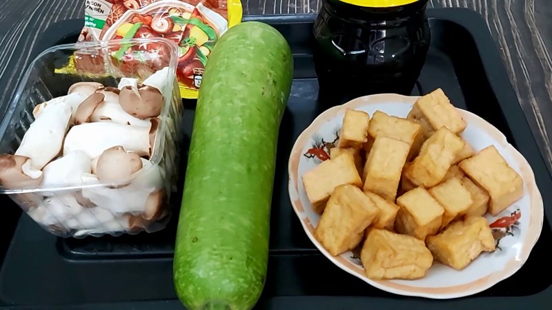 Nguyên liệu món ăn bầu kho chay với tiêu, đậu hũ và nấm rơm